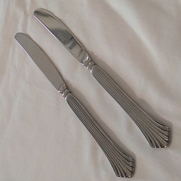 Rogers Co Drama 2 Dinner Knives Stainless Steel Flatware - Picture 2 of 6